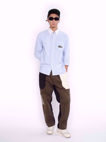 Imagem de CAMISA LISTRADA AZUL E BRANCA COM LOGO LACOSTE