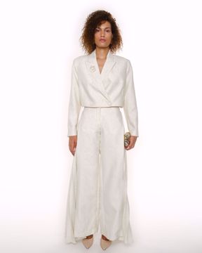 Imagem de CONJUNTO CALÇA BLAZER CROPPED OFF WHITE CREME TEXTURA DOURADA APARTAMENTO 03