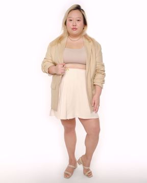 Imagem de SHORTS SAIA BEGE PLISADA PLUS SIZE