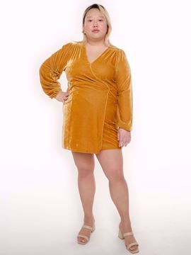 Imagem de VESTIDO ENVELOPE DE VELUDO MOLHADO MOSTARDA