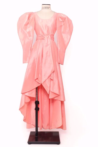 Imagem de VESTIDO ROSA CURTO FRENTE CALDA LONGA MANGA LONGA BUFANTE