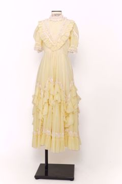 Imagem de VESTIDO LONGO AMARELO CLARO APLIACAO RENDA BRANCO BABADO BARRA