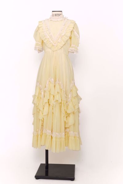 Imagem de VESTIDO LONGO AMARELO CLARO APLIACAO RENDA BRANCO BABADO BARRA