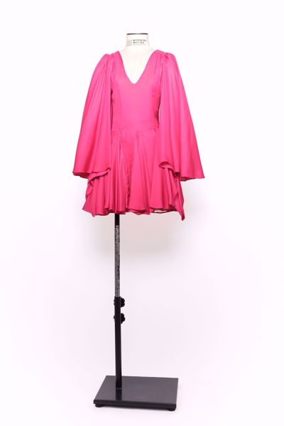 Imagem de VESTIDO SEDA CURTO RODADO DECOTE V MANGA ESVOAÇANTE ROSA ESCURO PINK