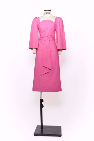 Imagem de VESTIDO MIDI ROSA CHICLETE DECOTE REDONDO MANGA BUFANTE FAIXA CINTURA