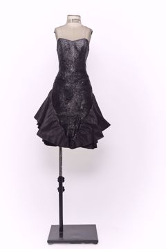Imagem de VESTIDO DE LUREX PRETO TOMARA QUE CAIA COM BABADO NAS LATERAIS