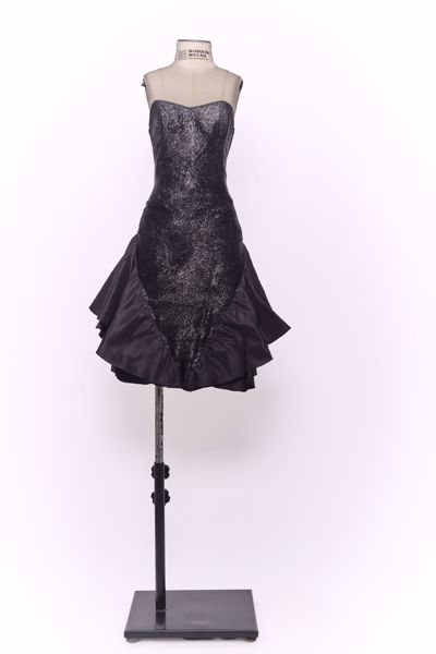 Imagem de VESTIDO DE LUREX PRETO TOMARA QUE CAIA COM BABADO NAS LATERAIS