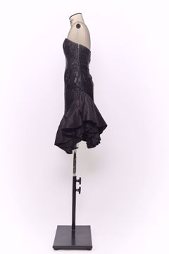 Imagem de VESTIDO DE LUREX PRETO TOMARA QUE CAIA COM BABADO NAS LATERAIS