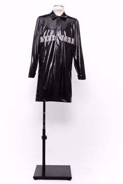 Imagem de TRENCH COAT DE VINIL PRETO ESCRITO HARD CORE