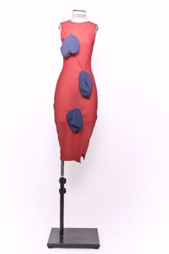 Imagem de VESTIDO SEM MANGA VERMELHO TRANSPARENTE APLICAÇÃO CIRCULO TECIDO AZUL