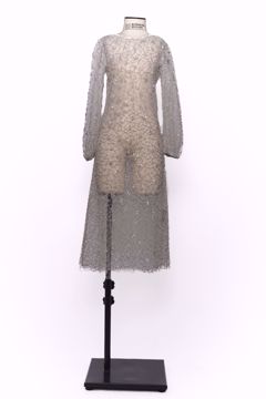 Imagem de VESTIDO TULE BRANCO COM PEDRARIAS PAETE GOLA REDONDA MANGA LONGA