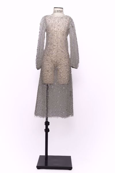 Imagem de VESTIDO TULE BRANCO COM PEDRARIAS PAETE GOLA REDONDA MANGA LONGA